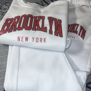 Brooklyn set/dress - En go dress från SHEIN med Brooklyn tryck på, använd en gång. Stl m på båda men tröjan känns som s 