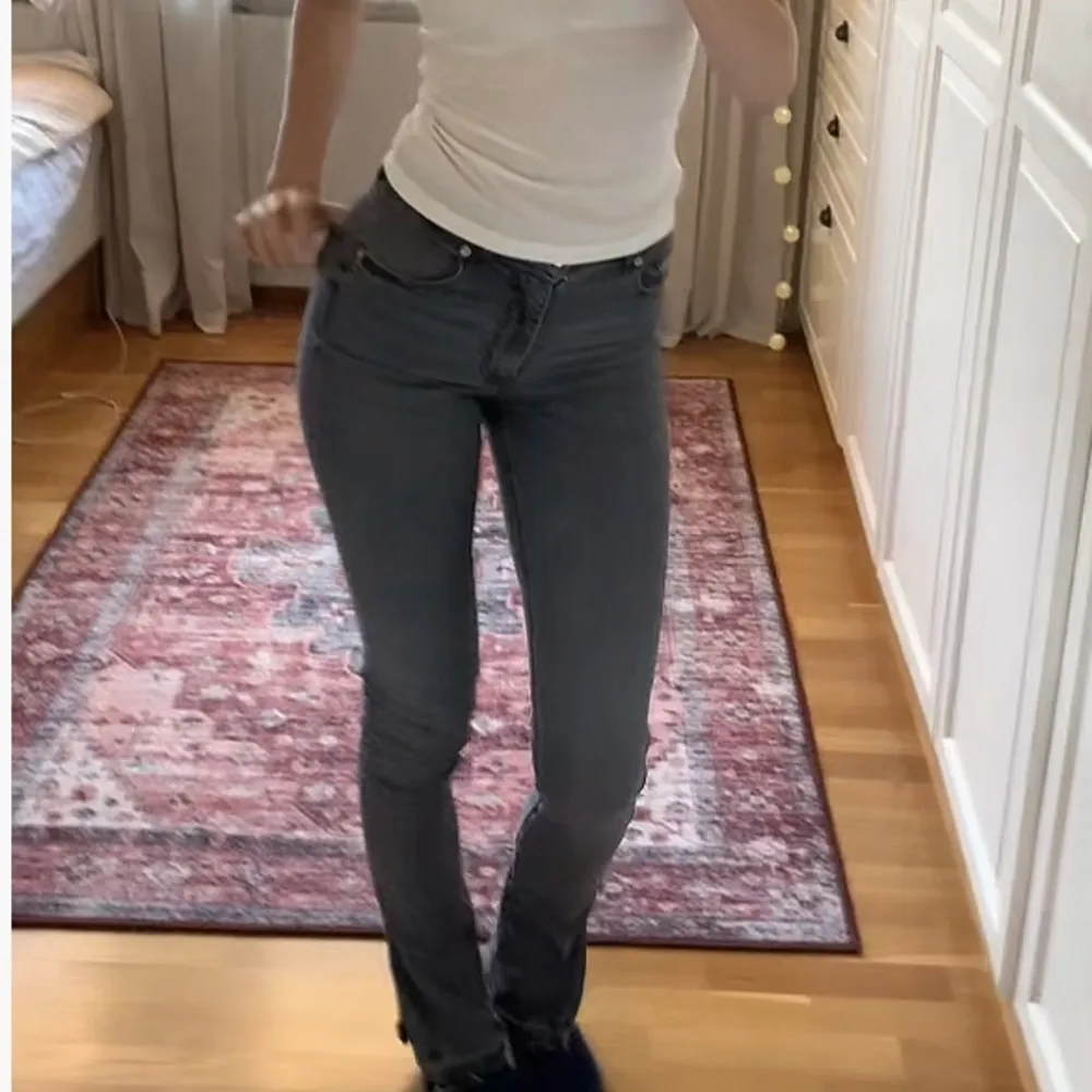 De har slits på yttre sidan, lägger sig mkt snyggare om man har kortare ben än mig annars ser de bara skinny ut som man kan se, är 179 isch❤️ Storlek 34 med innerbenslängd 86cm (är uppsprättade)❣️ . Jeans & Byxor.