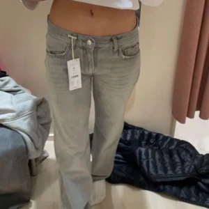 Low waist jeans  - Hej säljer dem här jätte snygga jeansen från Gina Tricot i storlek 32 skulle säga att de passar en 34 också. De är knappt använda inga fläckar elr skador nypris är 500 och säljer för 300kr❤️❤️