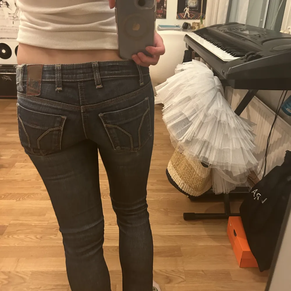 Jätte snygga y2k miss sixty jeans, men de är för små för mig. Jeans & Byxor.