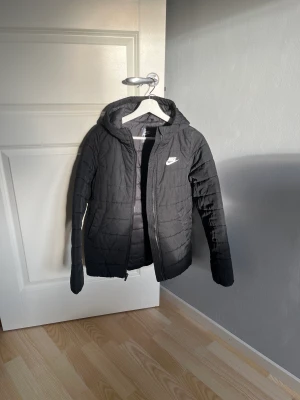 Nike jacka - en nike jacka perfect för vinter! är i barnstorlek L men passar XS/S! har ett litet hål på armen