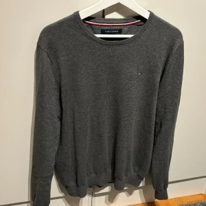 Tommy Hilfiger Tröja  - Säljer nu min Tommy Hilfiger tröja i storlek M. Tröjan är i skick 8/10. Hör av er vid funderingar.