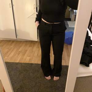 De populära svarta kostymbyxorna ”Vilma” ifrån BikBok 🌸