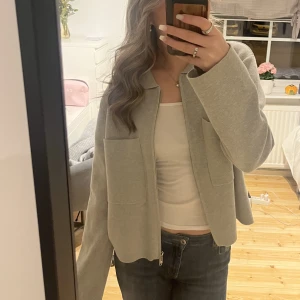 Grå kofta - Snygg grå kofta från Åhléns. Strl M men passar även S. 150kr💞