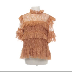 By malina blus - Säljer då den är för liten för mig🩷