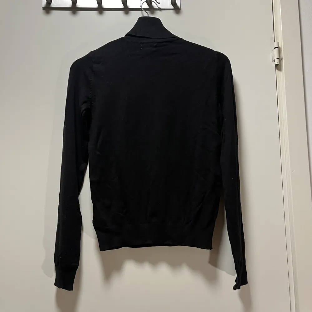 Storlek xs Stickad svart tröja med polokrage  Bra skick (lite nopprig på en arm)   . Stickat.