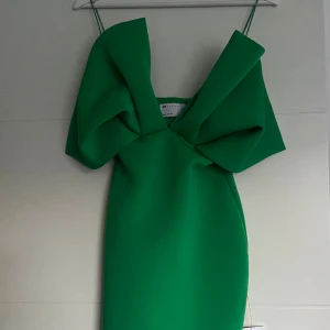 Festklänning - Säljer den här jättefina festklänningen. Aldrig använd Strl 36