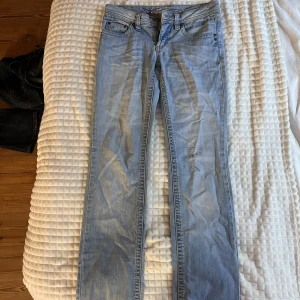 Lågmidjade jeans  - Snygga vintage jeans!💕  Midjemått( rätt över): 35cm Inerbenslängd: 77cm Lårmått ( rätt över):22 cm  Modellen på bilden är 170 cm   Köp gärna via ”KÖP NU”💖 Skriv ifall ni har några frågor eller funderingar // perfectjeans🫶