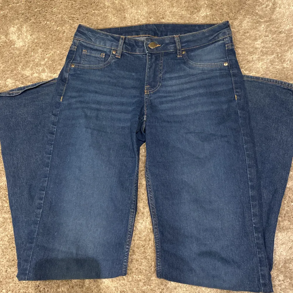 Så fina Lågmidjade bootcut jeans från hm, i mörkblå💙 Fast sydda fickor där fram och super sköna och snygg på💕. Jeans & Byxor.