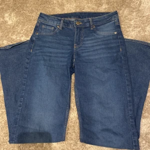 Lågmidjade jeans - Så fina Lågmidjade bootcut jeans från hm, i mörkblå💙 Fast sydda fickor där fram och super sköna och snygg på💕