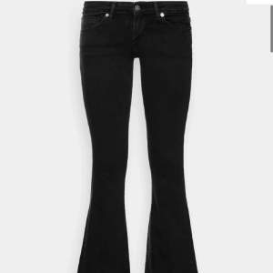 Säljer mina Bootcutjeans jeans från dr denim i nyskick ”macy” med hål i (se bild två) Väldigt stretchiga i strl m/32 men passar även s🩷säljer för att de är för korta på mig (179) nypris 500kr. Skriv för info!!🩷