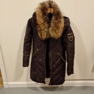 Rockanblue - 2 st ny tvättade stl 34 brun 32 svart använd men hel o fin en fläck på armen och axeln på bruna därav priset 