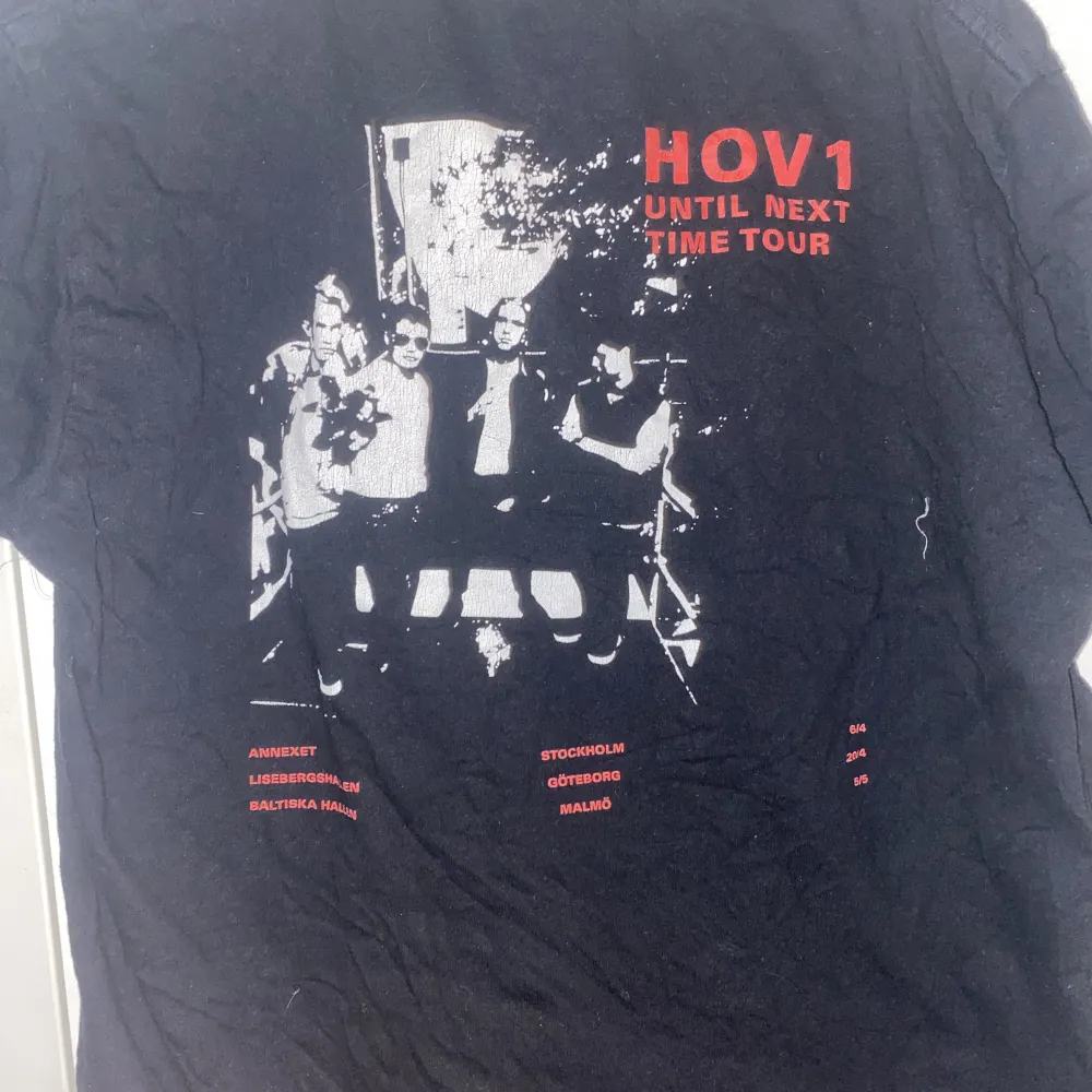 Hov1 Until Next Time Tour T-shirt i strl M dåliga bilder kan skicka andra om någon är intresserad trycket där bak är lite cracked typ men inget som syns kan gå ner i pris vid snabb affär. T-shirts.