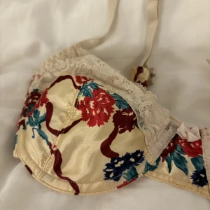 Blommig BH - Super fin blommig BH. Säljer för den passar inte mig, köpt second hand och aldrig använd av mig!