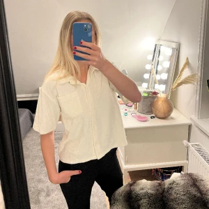 Tröja i frotté - Vit kortärmad tröja i frotté i strl S, perfekt att ha till stranden på sommaren. 