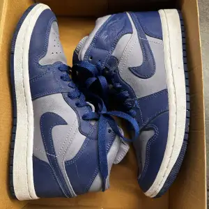 Air Jordan 1 mids, iron Purple/ deep royal blue i storlek 36(women). Köpt för 3 år sedan(2200kr)har inte används mycket då de är för små för mig. Bra skick, bara skosnörena som är dammiga efter att ha legat i garderoben i några år. Skriv för frågor/bilder