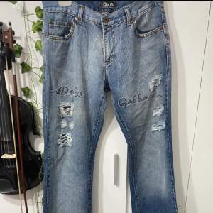 Så sjukt snygga lowwaist bootcut jeans från dolce gabanna. Passar storlek 38. Står att det är Waist 30 och length 32.