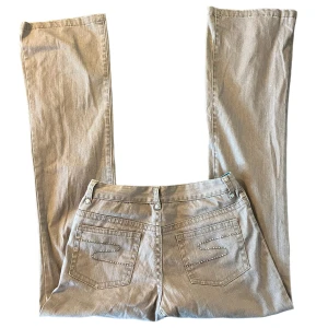 Lågmidjade jeans med coola fickor - Så snygga lågmidjade bootcut jeans med strass på fickorna! För små för mig drf säljer jag<3 i jättefint skick, skriv vid fler funderingar/frågor om mått