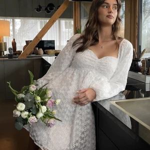 Studentklänning - Säljer min studentklänning jag hade detta året då den ej kommer att komma till användning ! Super fint skick och enbart använd en gång! 🤍 passar mig som vanligtvis har xs-s 32-36