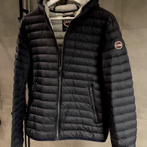 Colmar Jacka  - Säljer min Colmar jacka då den inte kommer till användning. Jackan är i nyskick, den har inga defekter eller annat slitage. Jackan är i storlek M men är liten i storleken💕