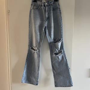 Utsvängda bootcut jeans till salu från Stradivarius, aldrig använda i storlek 36. Dem är sanna i storleken