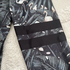 Stronger byxor - Tränings tights med flamingos från stronger som tyvärr inte kommer till användning längre, jätte bra skick, strl xs 150kr +frakt