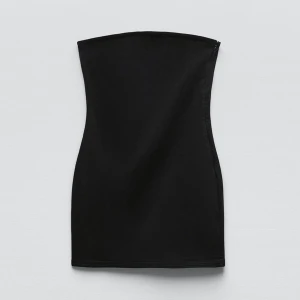 Svart bandeau klänning - Säljer denna bandeau klänningen från zara! Oanvänd med lappen kvar, finns ej kvar på hemsidan💗