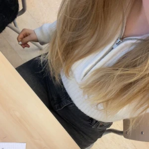 Tröja - Säljer denna söta tröja från h&m, perfekt inför vintern. Andra bilden är lånad. 🤍🤍hör av er vid intresse. 