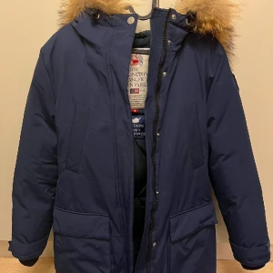 Dunjacka  - Säljer en jättefin mörkblå dunjacka från lexington. Säljer då den blivit för liten för mig. Jackan är nästan inte använd så den har inga fläckar  Ny pris är: 7500kr säljer den nu för 2000kr. Köparen står för frakten 