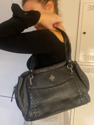 Väska - Väska i använt skick (säljer därför billigt) men ändå väldigt fin.  Finns många fickor