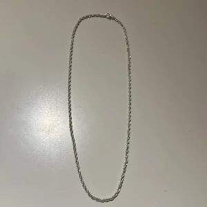 Halsband  - Cordel hals band  i äkta silver bra sick utan att där man knäpper är lite sönder men funkar  