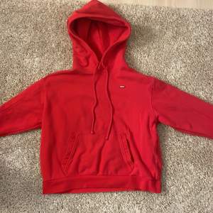 superfin röd hoodie från Levi’s. Säljer då den är för liten på mig, jättefint skick!
