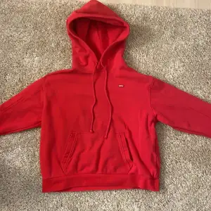 superfin röd hoodie från Levi’s. Säljer då den är för liten på mig, jättefint skick!