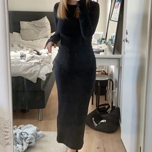 Svart maxiklänning  - Figurnära långklänning. Jätte fin till vardags eller fest! Kontakta vid funderingar🥰
