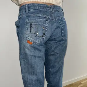 ascoola blåa low rise jeans med paljetter på bakfickorna som står ”ED” på vänster sida. Det är en straight modell. Säljer eftersom de inte passar mig :( Pris går att diskuteras🙏 modellen (syrran) är 164cm lång