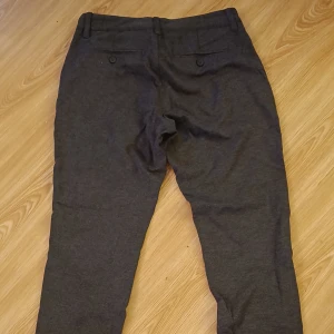 Mörk grå chinos - Bra skick 