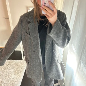 Grå kappa - En grå halvlång kappa som passar till allt! Knappt använd! 