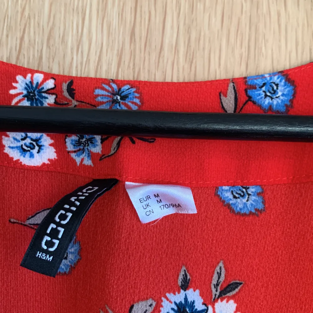 Snygg, röd kimono från H&M. Helt oanvänd. Strl M. ☀️. Tröjor & Koftor.