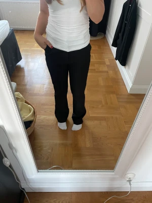 Kostymbyxor - Säljer dessa kostymbyxor eftersom dom är för stora på mig. Väldigt långa på mig som är 165cm😊