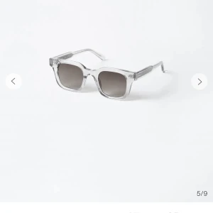 CHIMI 04 GREY - säljer dessa chimi i färg grå modell 04💕 köpta i somras och använda sparsamt. Ena skalmen är något sne men som ej syns när man har på sig den dem utan bara när de ska ”stå” upp när de är ihopfällda. Så alltså inget som märks✨✨i bra skick, inga defekter