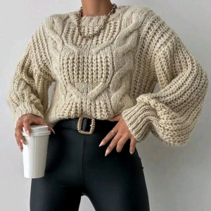 HELT NY & OANVÄND beige stickad tröja. Medium. Felfri. - Helt ny & oanvänd snygg beige stickad mjuk och bekväm tröja, felfri. Har något vidare ärmar. Strlk: Medium, men passar även någon med Small då är ganska liten i strlk:en. Material: Varm polyester/akryl.  Slutsåld i butik. Första bilden är liknande modell.