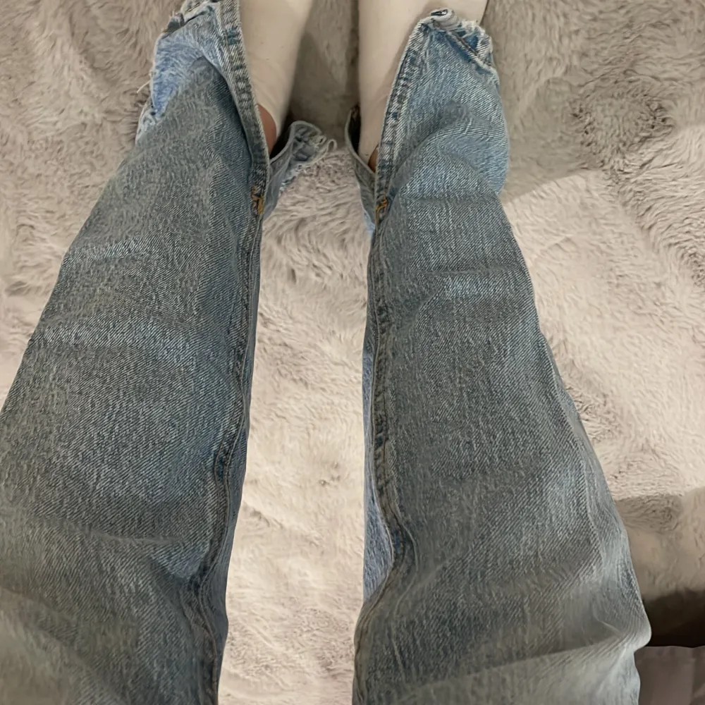  Ett par jättefina jeans ifrån Sara men kommer tyvärr inte till användning längre. Jeansen har en slits på slutet av jeansen. Jeans & Byxor.