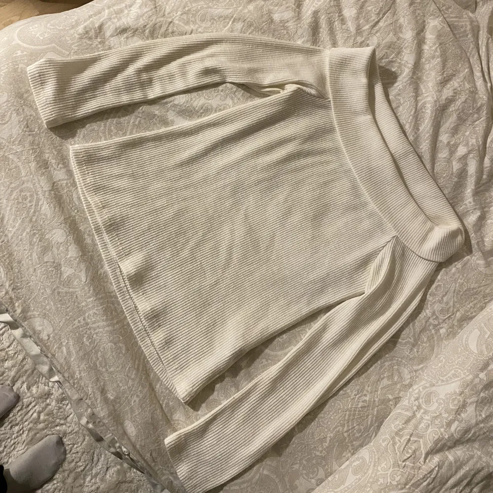 Fin, vit tröja från Forever21 som tyvärr inte kommer till användning. Inga defekter. Fint skick. Storlek M men passar mig med S, beror på hur tight man vill ha den.. Tröjor & Koftor.
