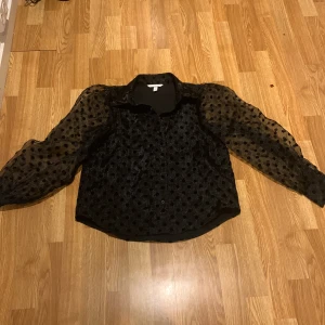Fest blus💜 - Fest blusen som är så glansig och sååååå fin Ballong armar😃 I nyskick och strl s men passar även m. Slutsåld överallt och perfekt till jul och nyår🎅🎄