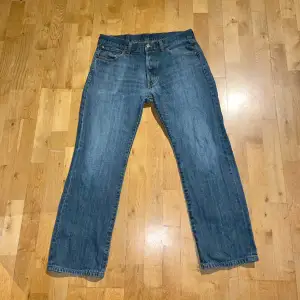 Sjukt snygga blåa Levi’s 501 jeans! Väldigt bra skick och kvalite! Hör av dig vid frågor eller funderingar! 👌