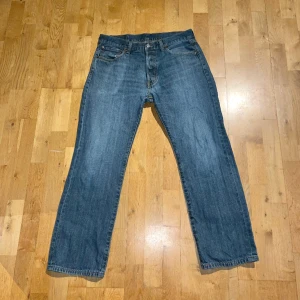 Levi’s jeans 501 - Sjukt snygga blåa Levi’s 501 jeans! Väldigt bra skick och kvalite! Hör av dig vid frågor eller funderingar! 👌