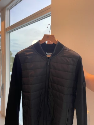 Barbour cardigan - Säljer denna nya cardigan. Skick: 9,9/10 (använd endast en gång). Nypris: runt 2000 kr. Passar bra på mig som har S-M.