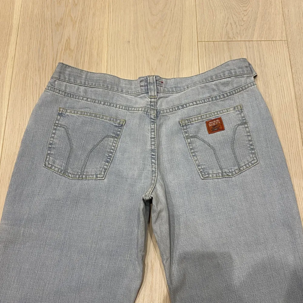 midja 85 cm innerben 79 cm ja e 170 för referens o håller in i midjan! ”inbyggt” skärp fram enbart för design. Jeans & Byxor.