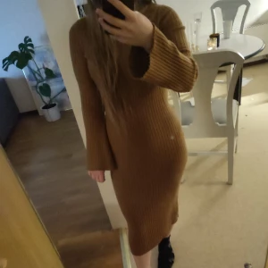 Lång klänning - Lång klänning från KappAhl. Storlek xs endast använd 1 gång! Den är lite lång för mig är 160 cm lång är även lång i armarna för mig som har korta armar. Passar även mig som har storlek s.
