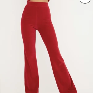 Röda Velour Pants - Säljer jätte fina röda byxor i velvet material från Nelly i storlek S💕💕